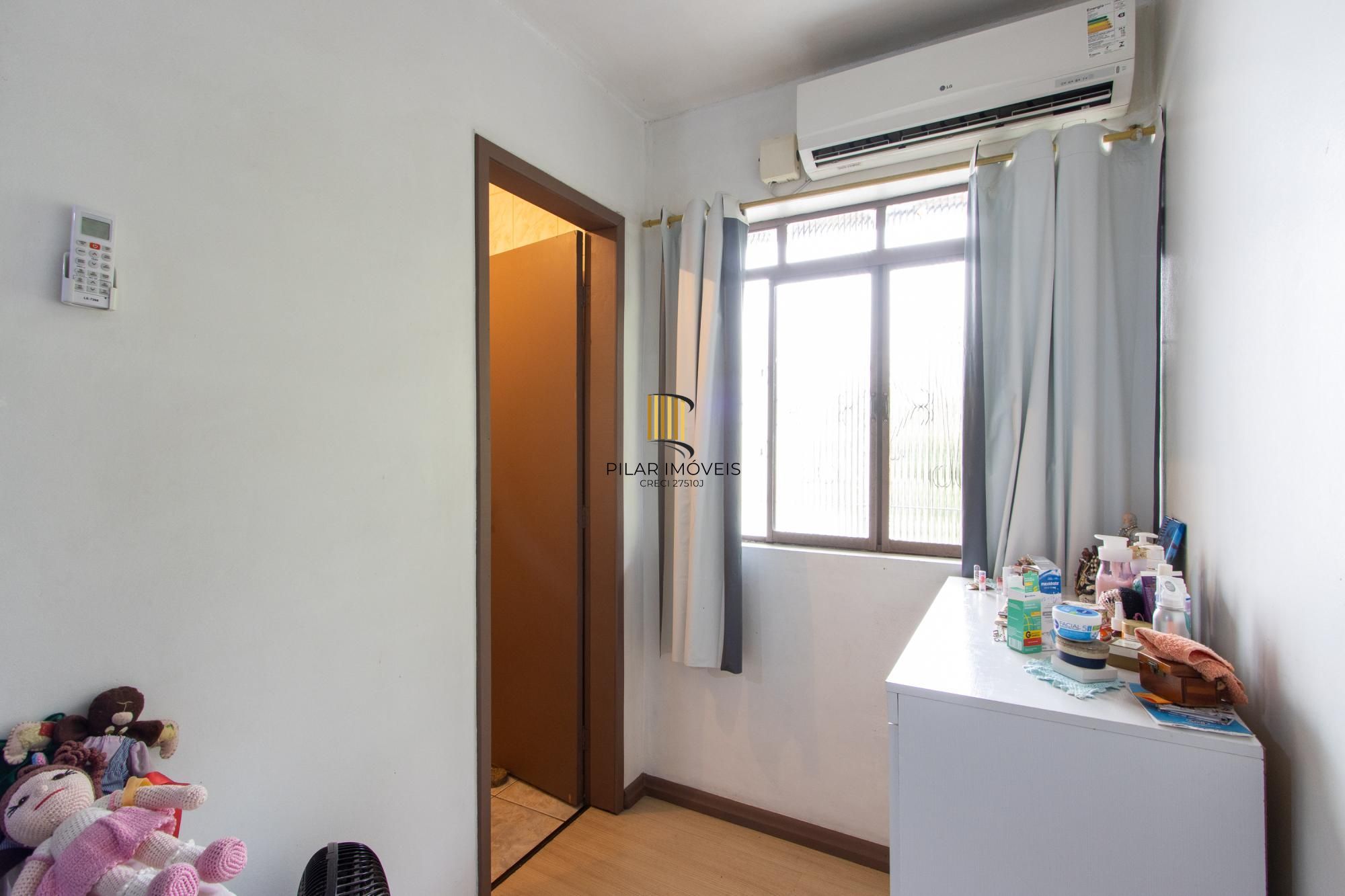 Casa ampla de 2 pavimentos com 4 dormitórios, 1 suite e 4 vagas no bairro Santa Tereza!