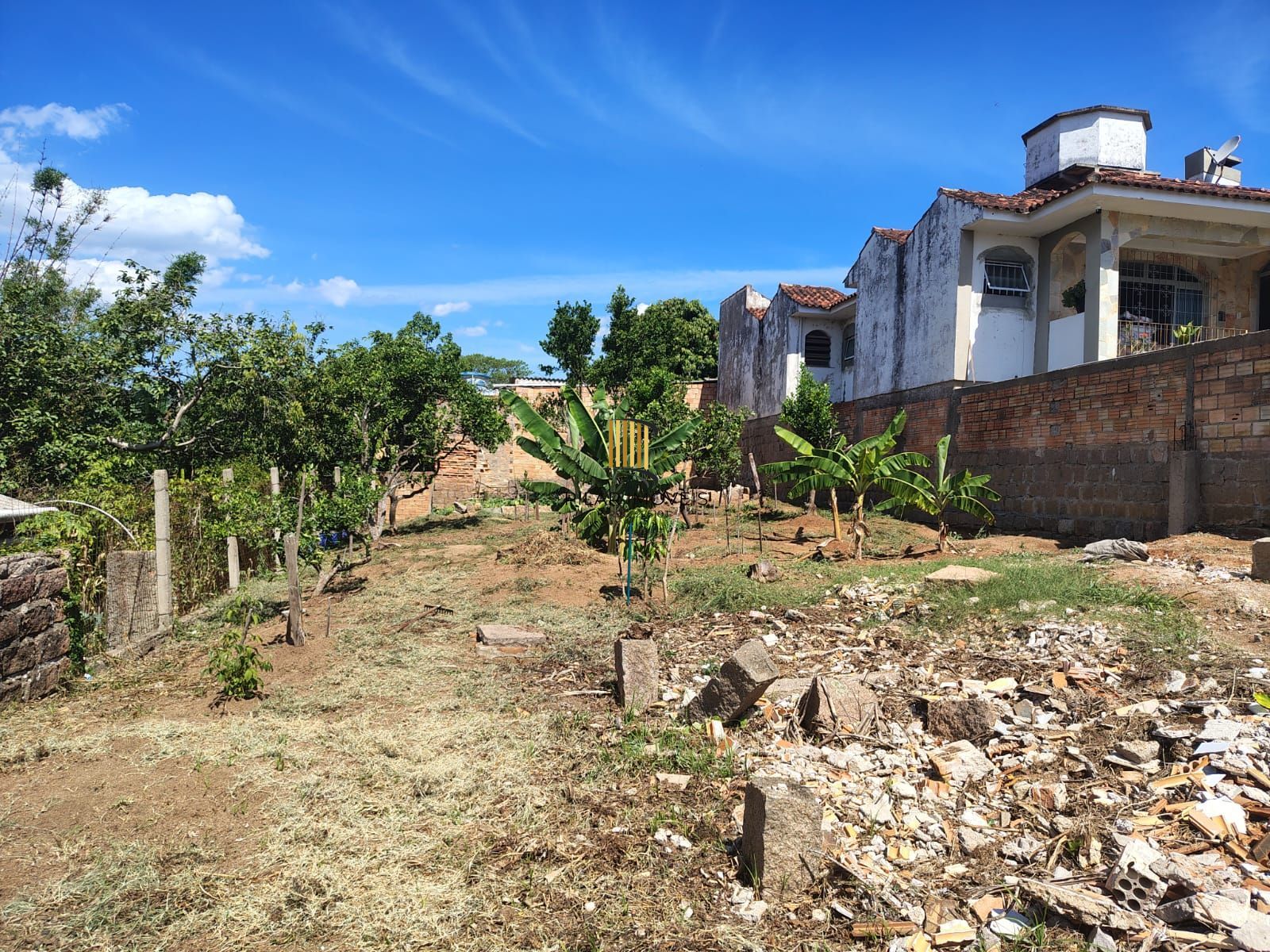 Casa térrea no bairro Vila Nova.