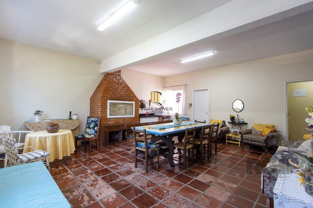 Casa com 4 quartos, suíte, churrasqueira, lareira, garagem coberta e lindo jardim.
