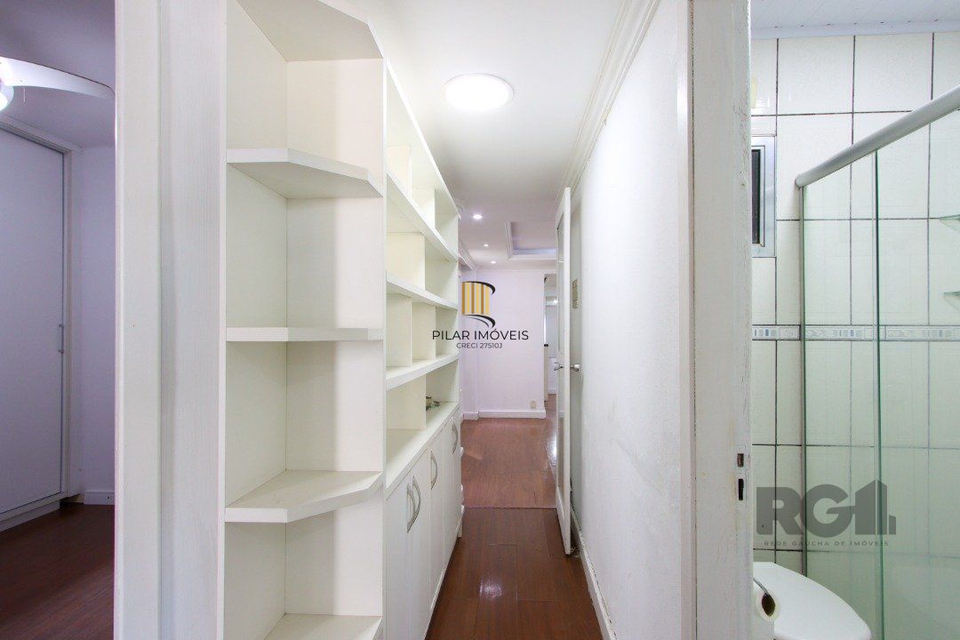 Apartamento semi-mobiliado, possui 3 dormitórios, sendo 1 suíte