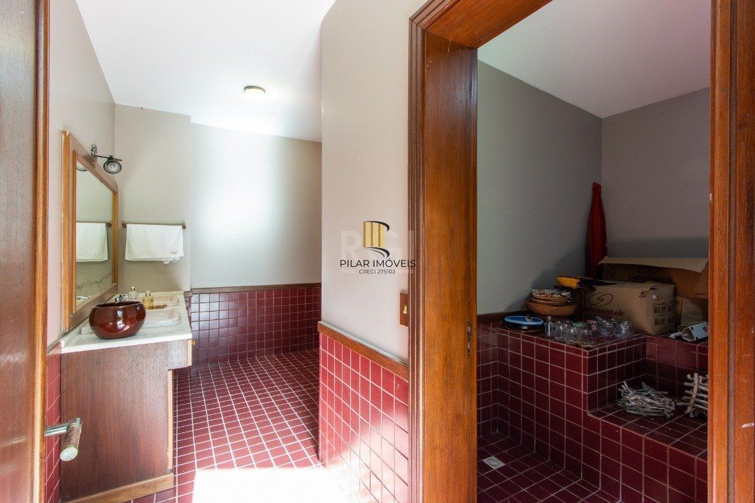Casa de Condomínio 8 dormitórios no bairro Cavalhada