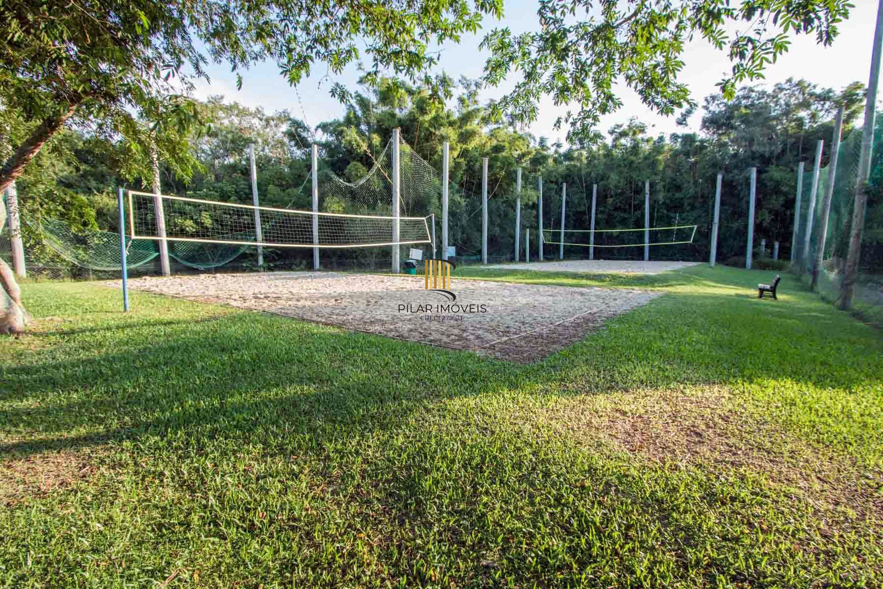 A casa conta com 434m2 de área construída, mas com um aproveitamento total dos 1.012m2 do lote