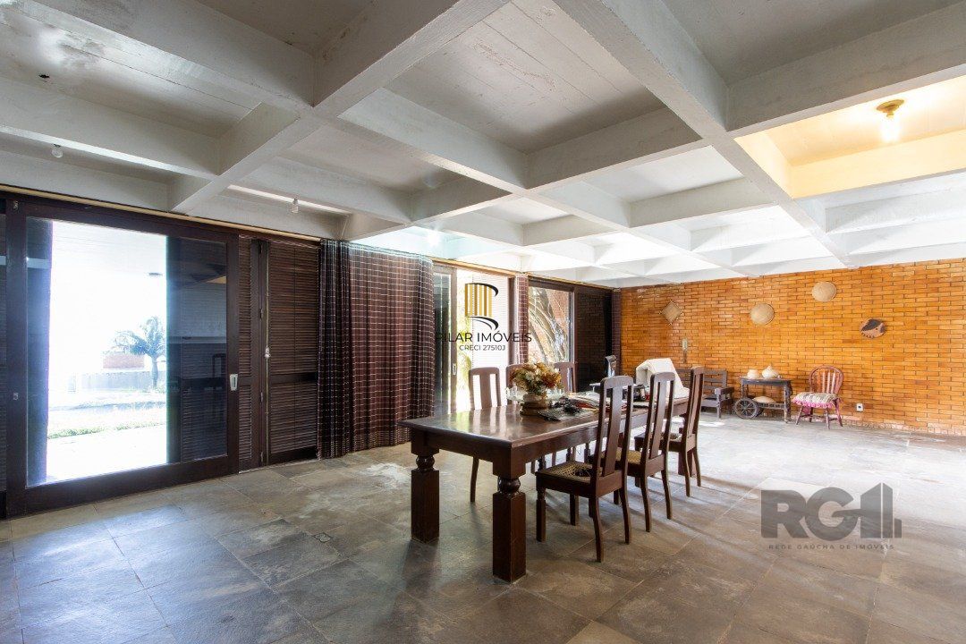 Casa com 724 m² privativos, 4 dormitórios sendo 4 suítes, 6 vagas sendo 3 cobertas