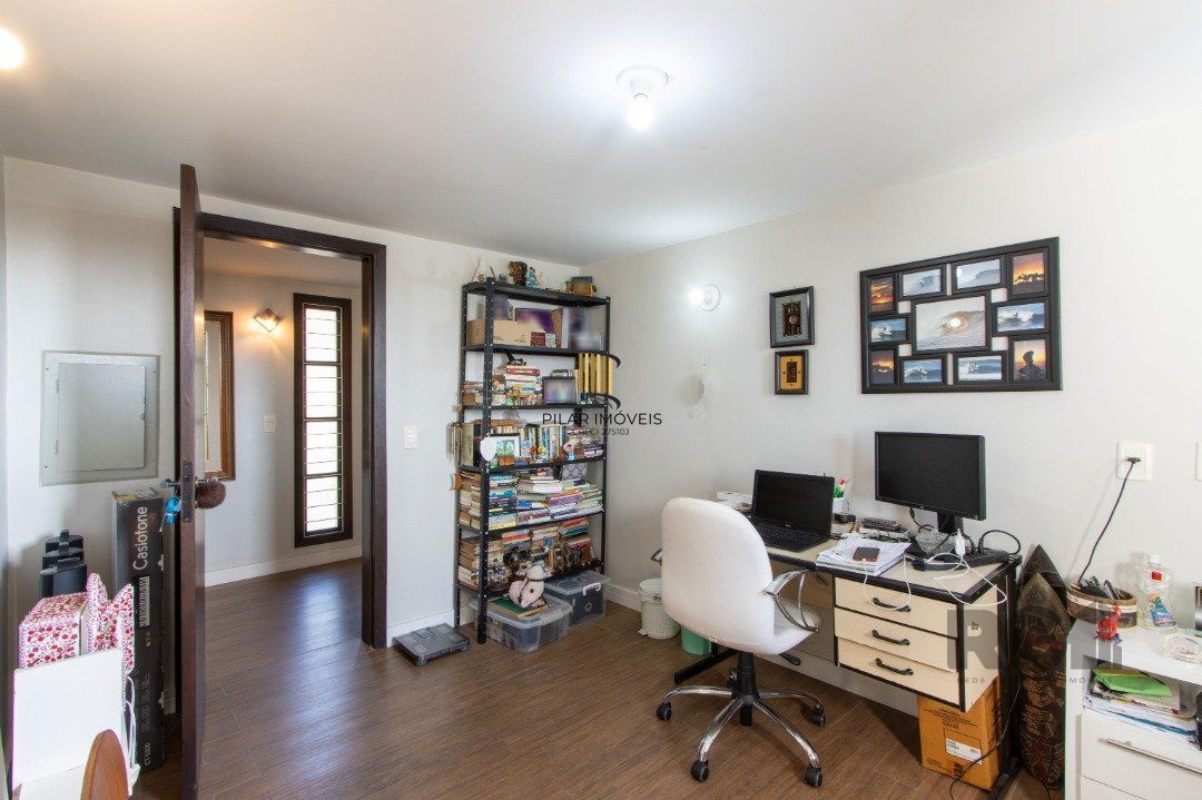 Casa 5 dormitórios no bairro Teresópolis