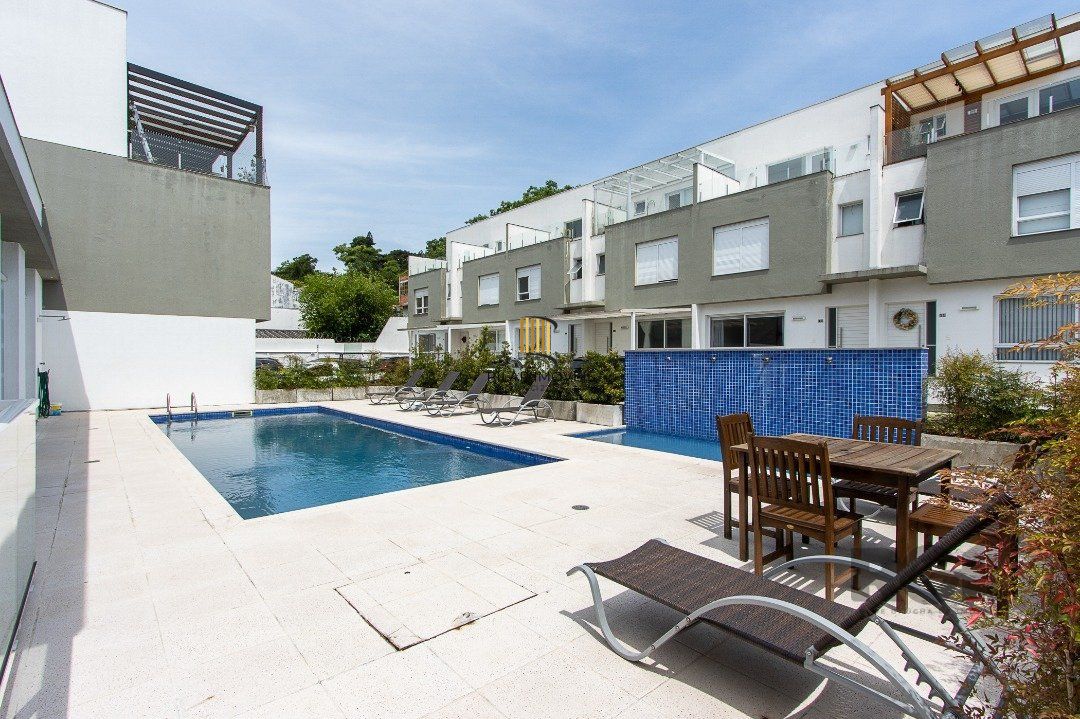 Casa em Condomínio, 197m², 3dormitórios, bairro Glória