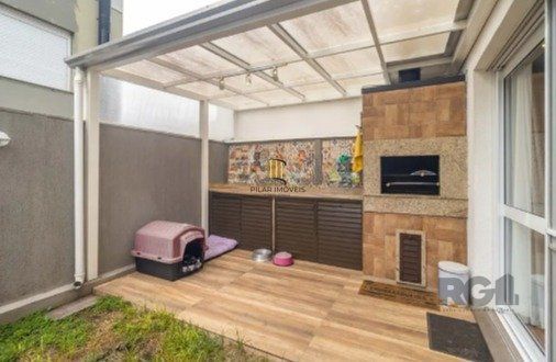 Casa impecável e mobiliada, com 3 niveis, possui 3 dormitórios sendo 1 suíte, 4 banheiros