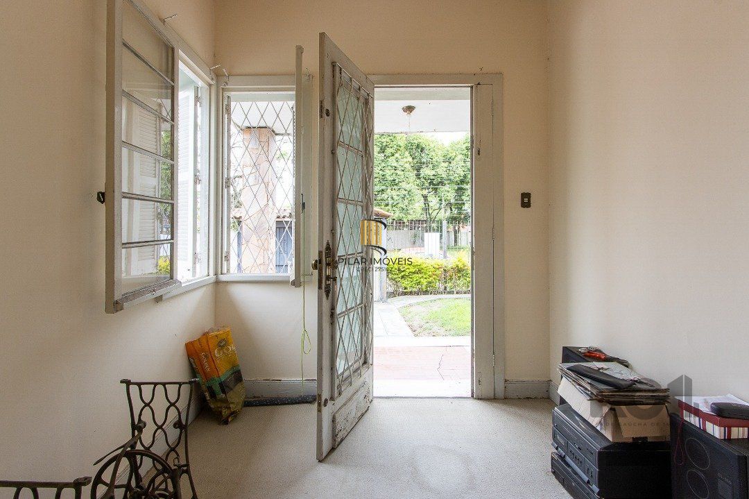 Casa 5 dormitórios no bairro Ipanema