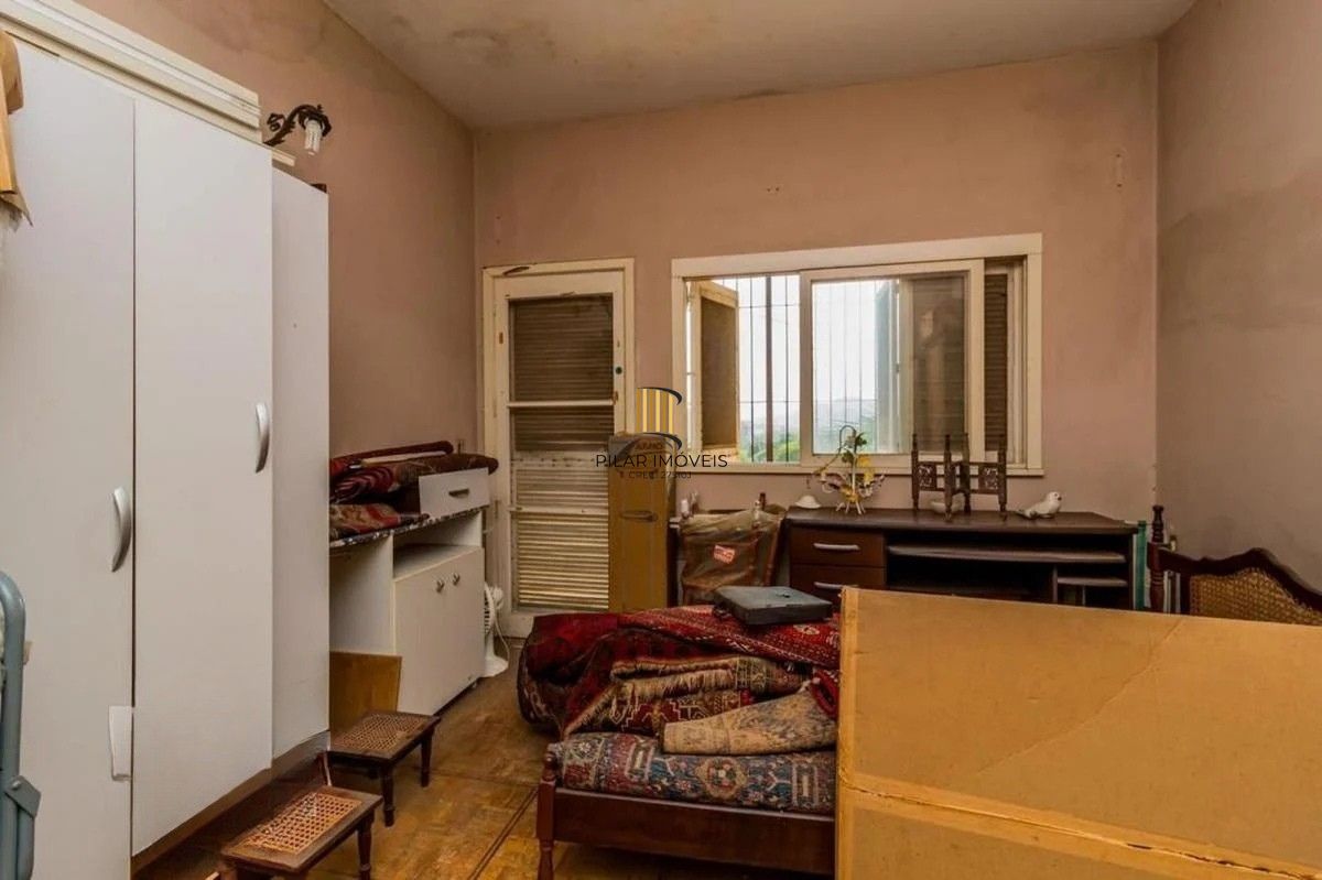 Casa com 5 dormitórios e 3 vagas no bairro Assunção