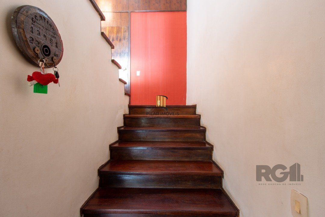 Casa em condomínio que possui  3 dormitórios, sendo 1suíte, lavabo, escritório, possibilidade de um 4 dormitório,