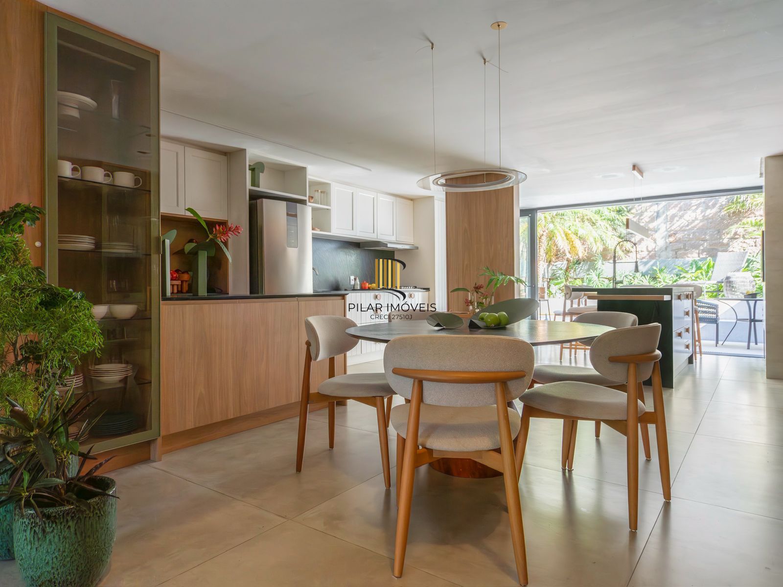 Casa com 3 suítes amplas, além de uma sala generoso com lareira e 2 vagas de garagem.