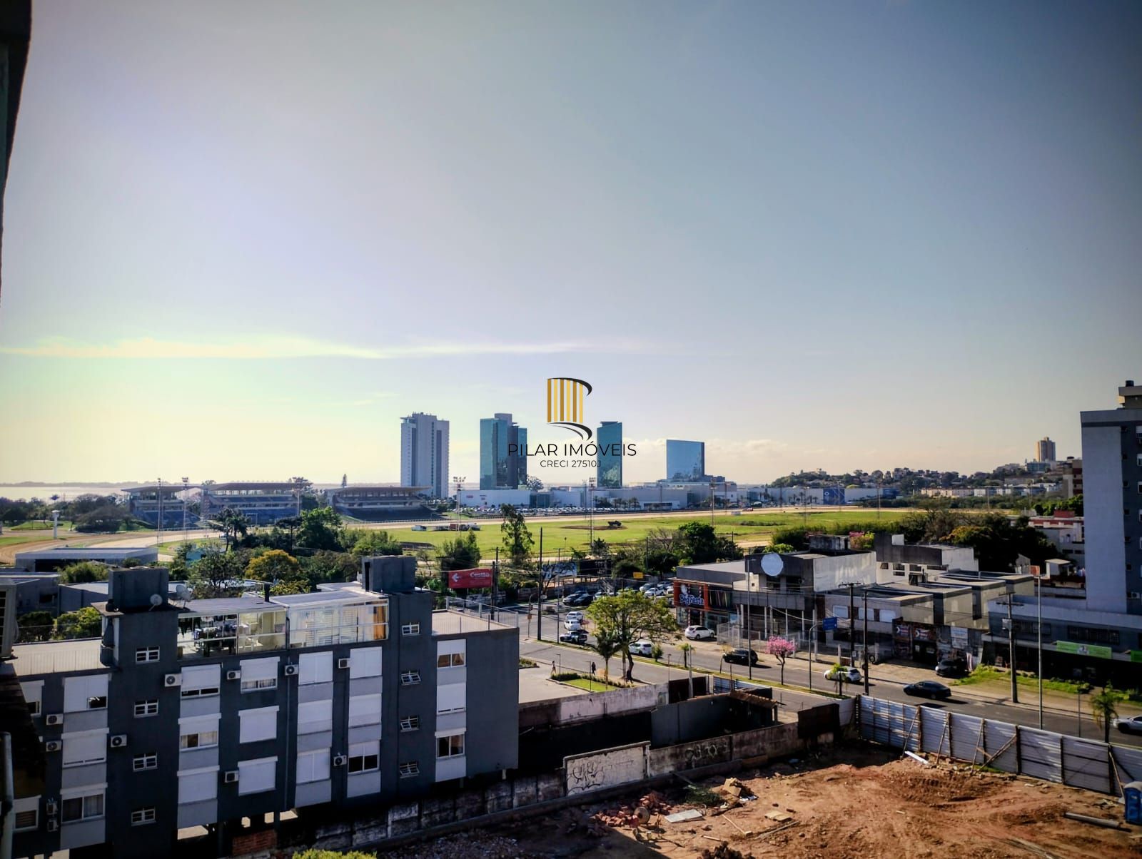 Apartamento de 1 dormitório, de frente, andar alto, elevador, vista para o Lago Guaíba.