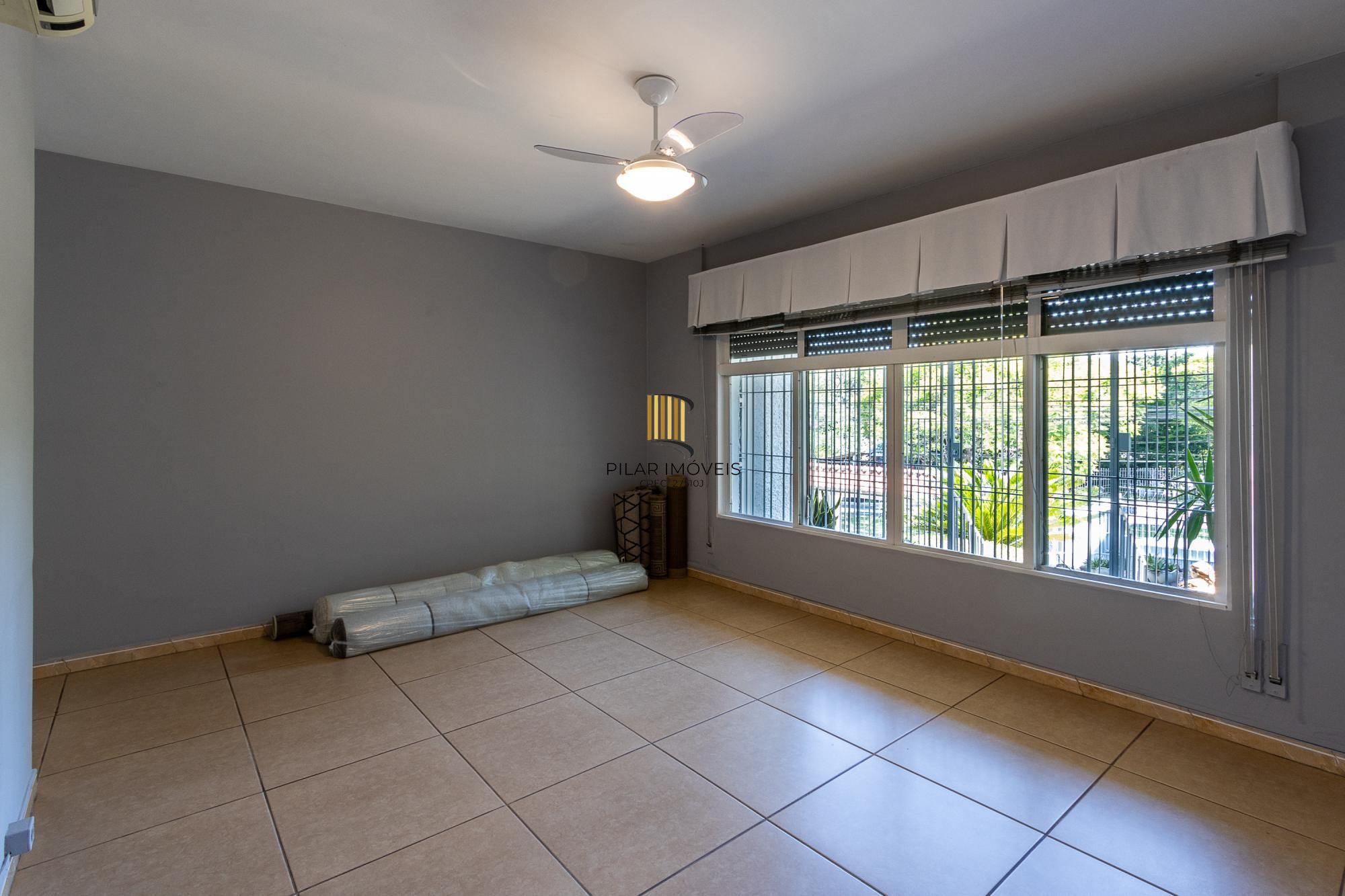 Casa de alvenaria, 4 dormitórios, 2 suítes, bairro Cristal.