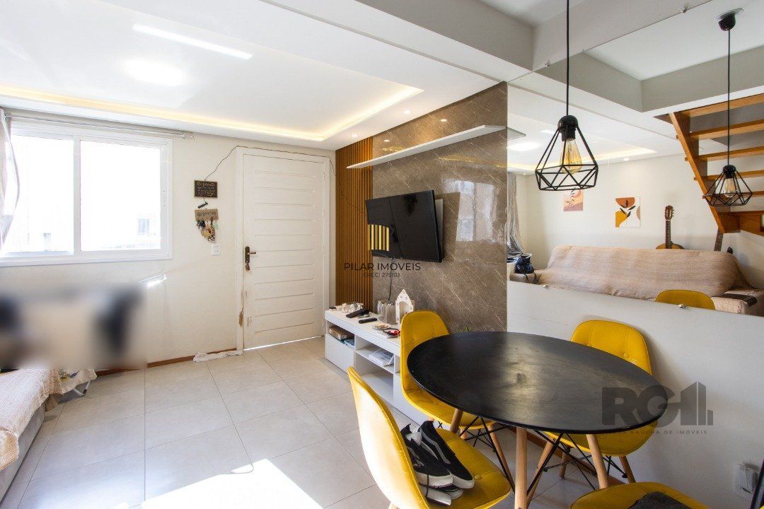 Casa em condomínio,  possui 2 dormitórios, sala para 2 ambientes e 1 vaga.