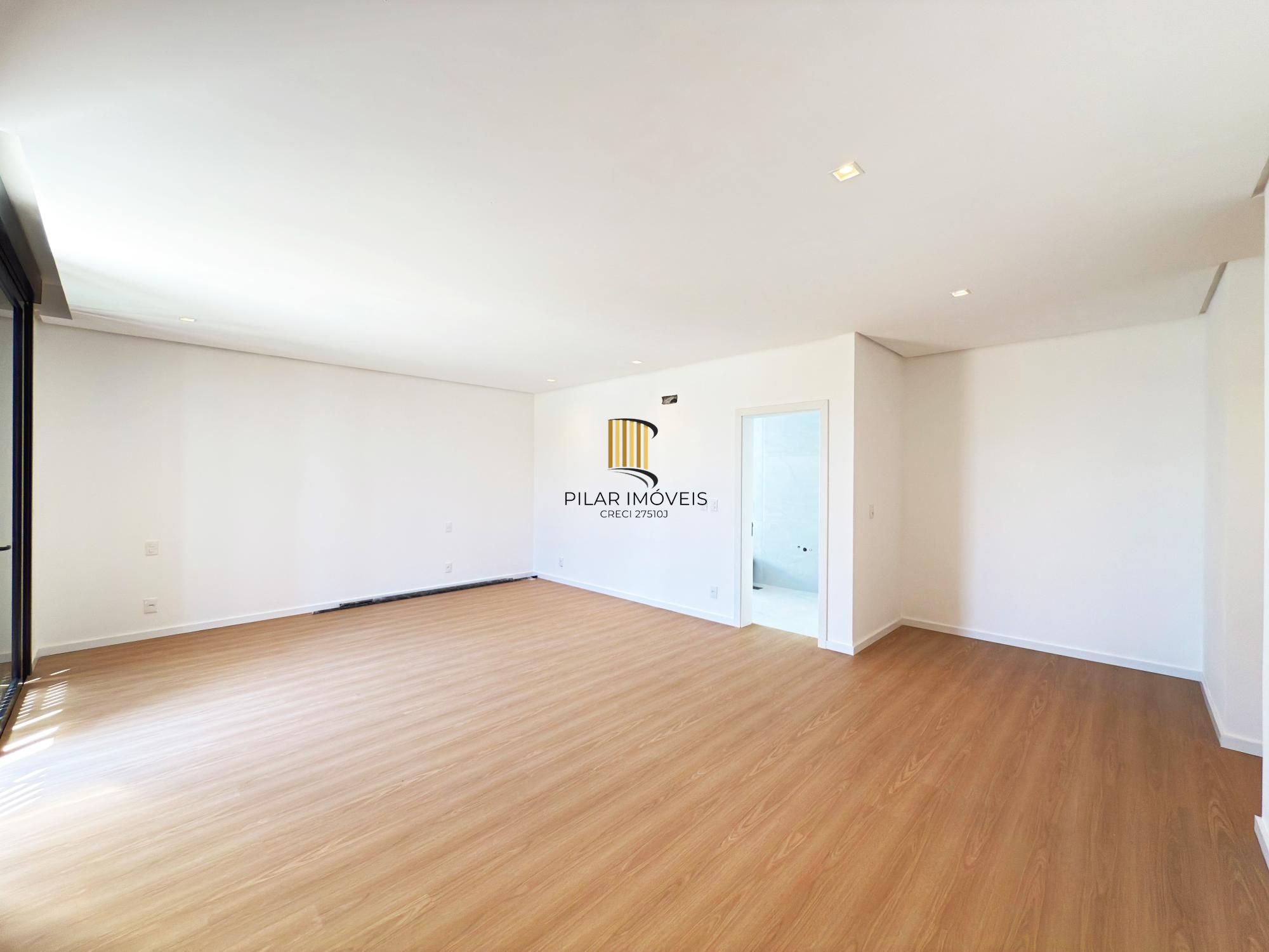 A casa conta com 434m2 de área construída, mas com um aproveitamento total dos 1.012m2 do lote