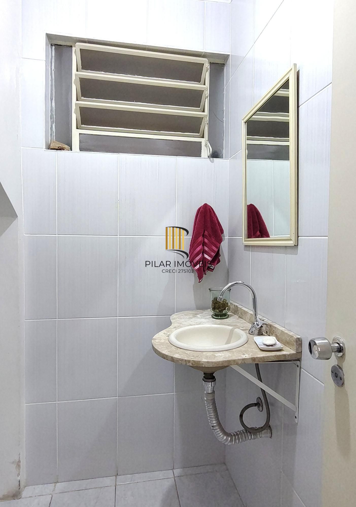 Casa de condomínio, 3 dormitórios, 1 suíte, 1 vaga coberta, no bairro Cristal.