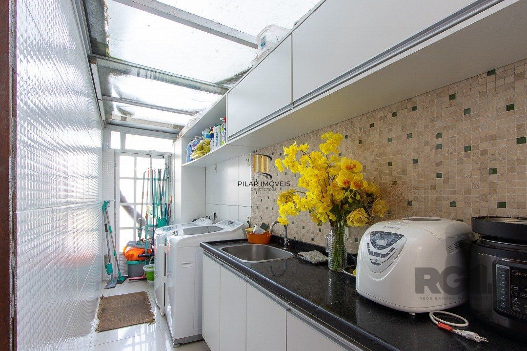 Casa 6 dormitórios no bairro Cristal