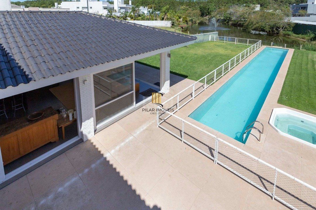 casa no Condomínio Terra Ville com 5 suítes, sendo duas suítes master, duas suítes americanas e uma suíte térrea.