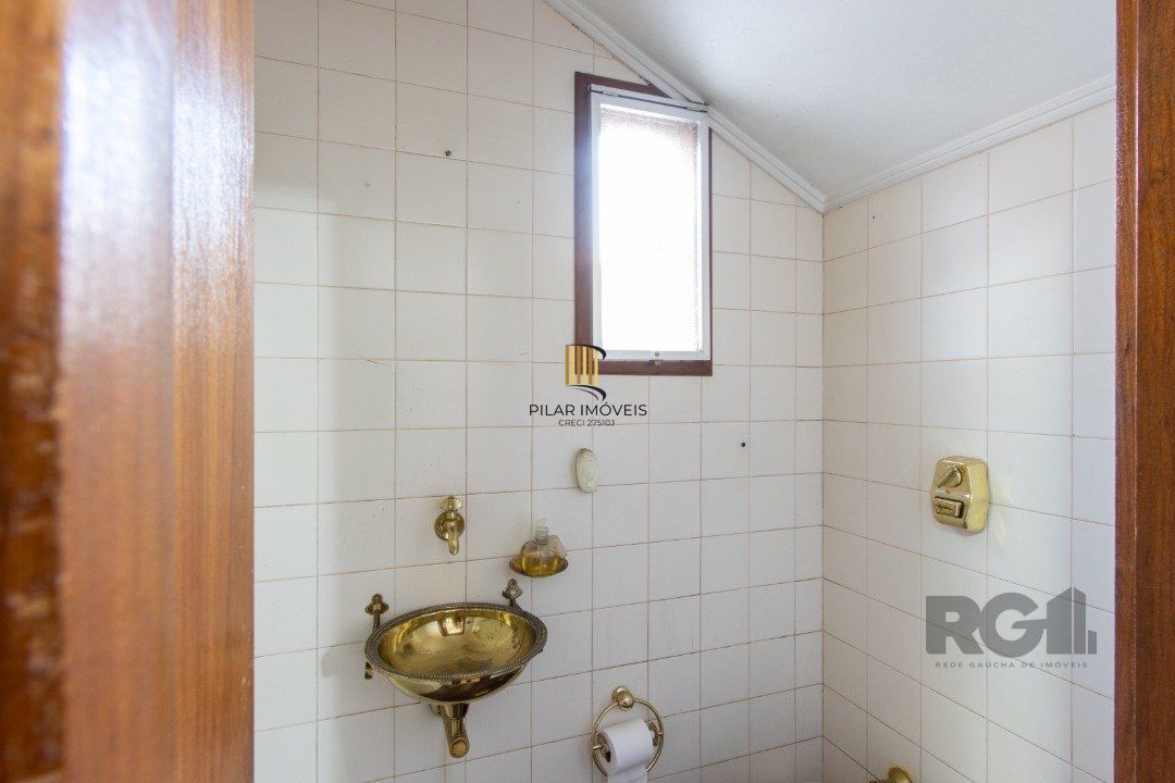 Casa para Venda - 72.6m², 4 dormitórios, sendo 1 suites, 6 vagas - Camaquã
