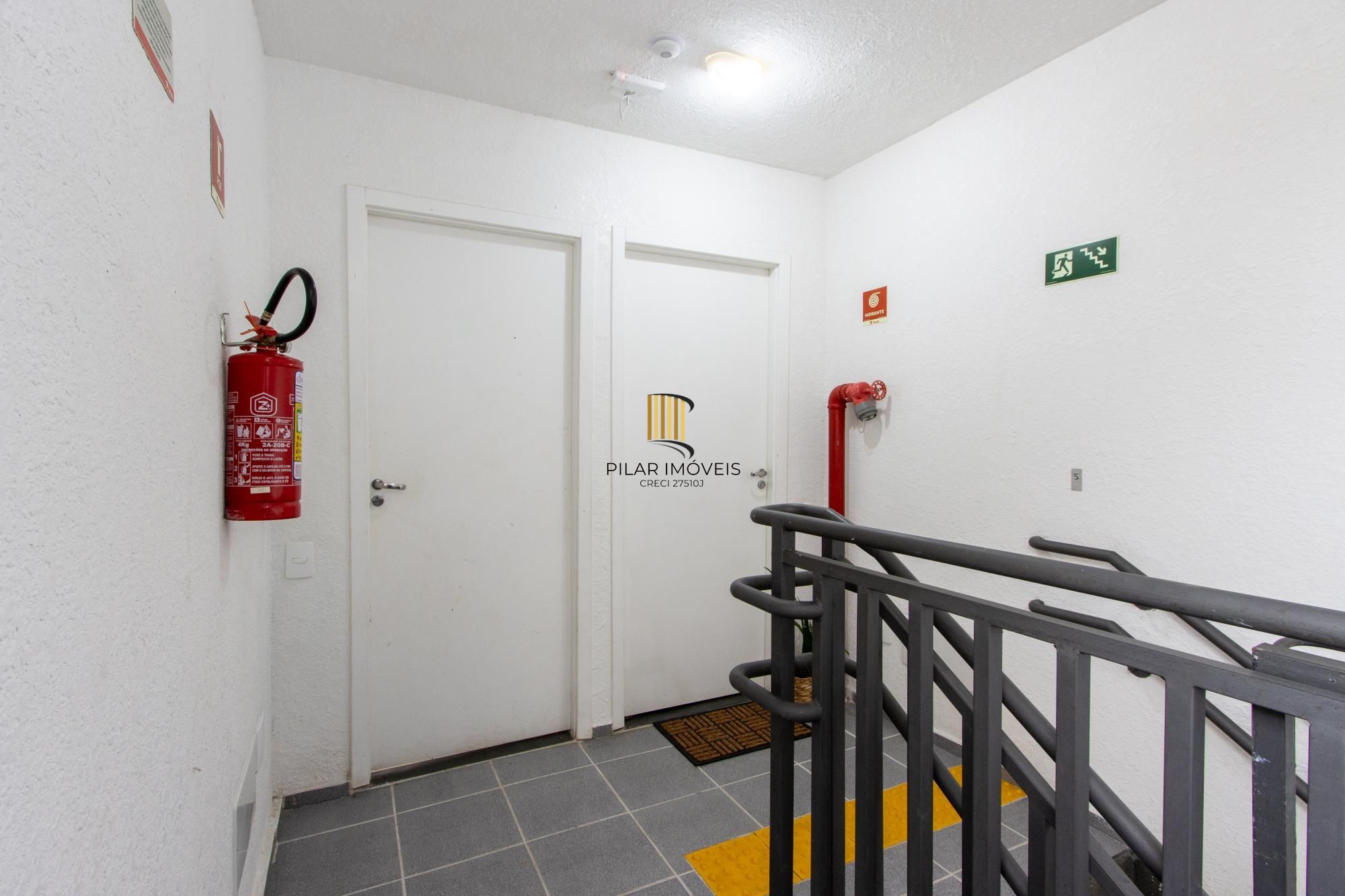 Charmoso Apartamento Semimobiliado de 2 Dormitórios e 1 vaga de garagem no bairro Restinga!