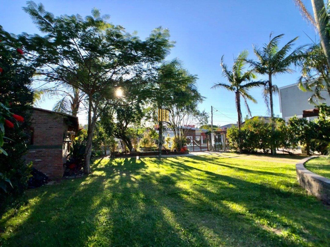 EM ATLÂNTIDA, CASA COM 1140m², 320 m² DE ÁREA PRIVADA, 3 DORMS (1 SUÍTE)
