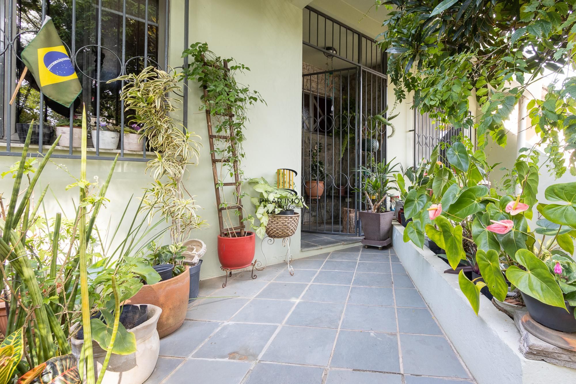 Casa com 3 quartos (1 suite), 4 vagas - Vila Nova