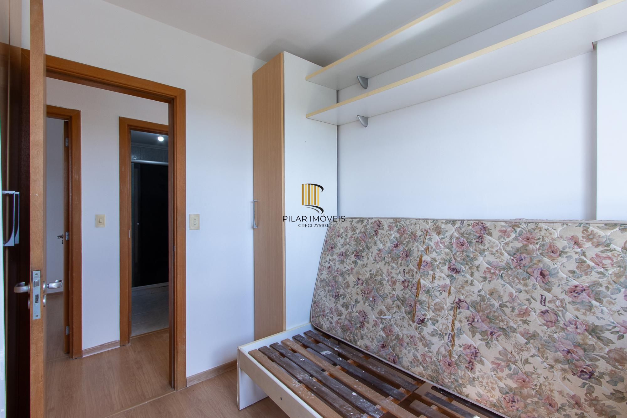 Apartamento de 3 dormitórios, 1 banheiro e uma vaga de garagem.