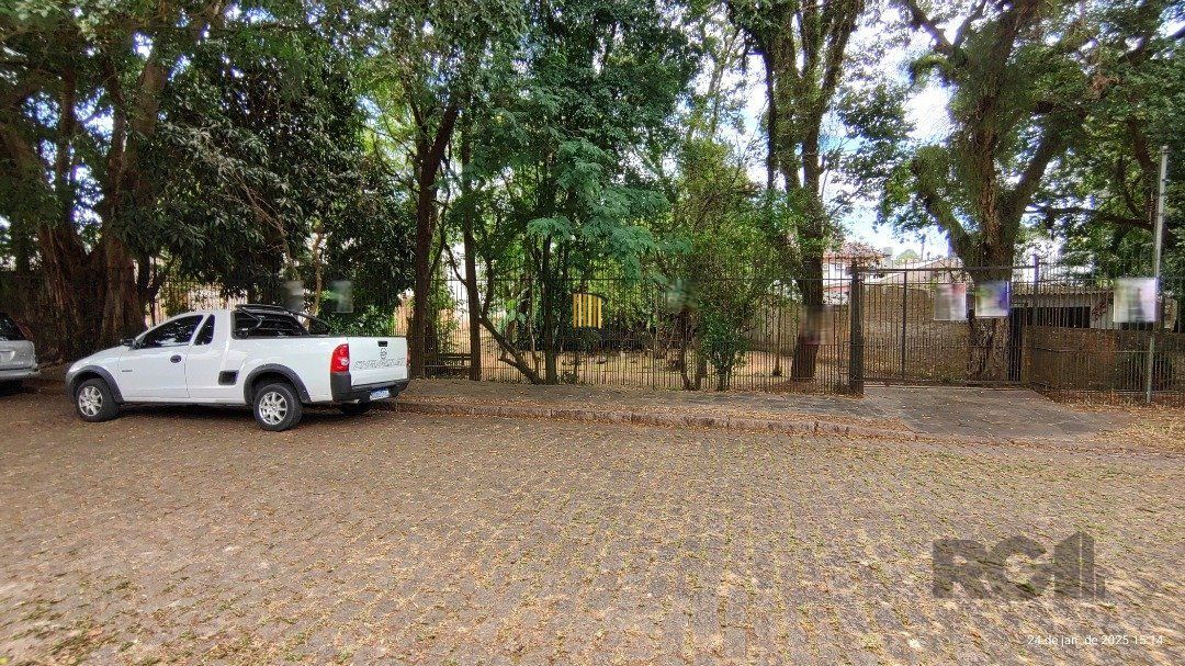 Terreno plano com 24,90m de frente, localizado no bairro Serraria.