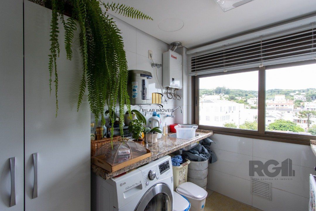 Apartamento possui 3 dormitórios, sendo 1 suíte, semi-mobiliado, com 107,27m² de área privativa, living para 2 ambientes, espaço gourmet com churrasqueira, cozinha com área de serviço; 2 vagas simples de garagem