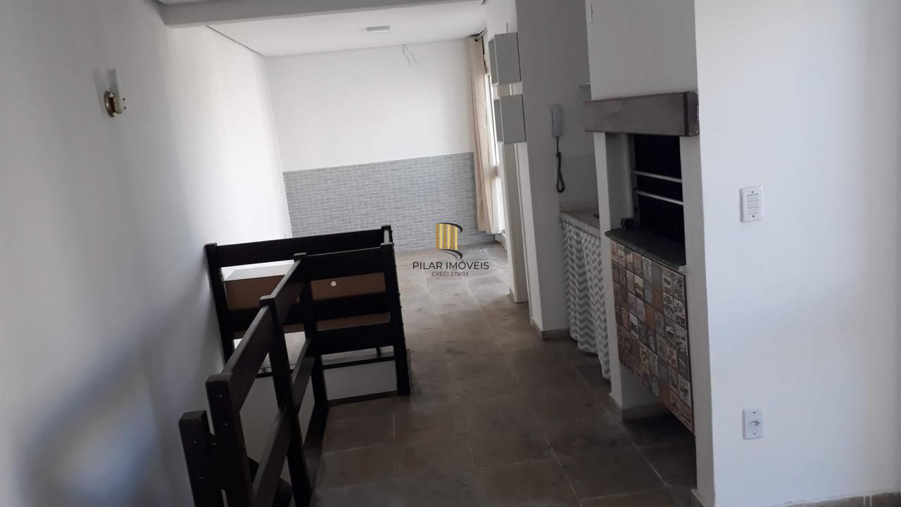 Cobertura com 137m², no Bairro Cristal, de 2 dormitórios, sento uma suíte, ampla sacada, churrasqueira, vista panorâmica, vaga coberta.