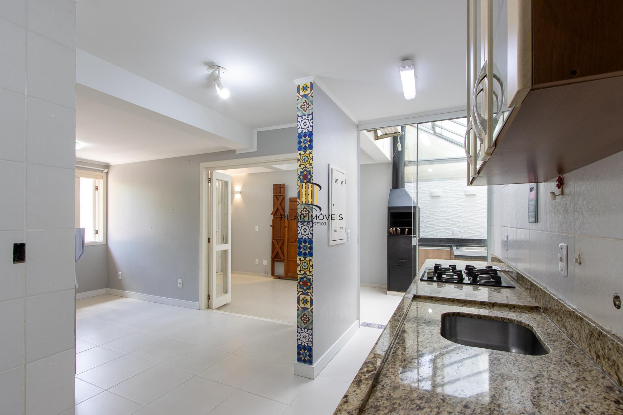 Casa de Condomínio 3 dormitórios no bairro Cristal