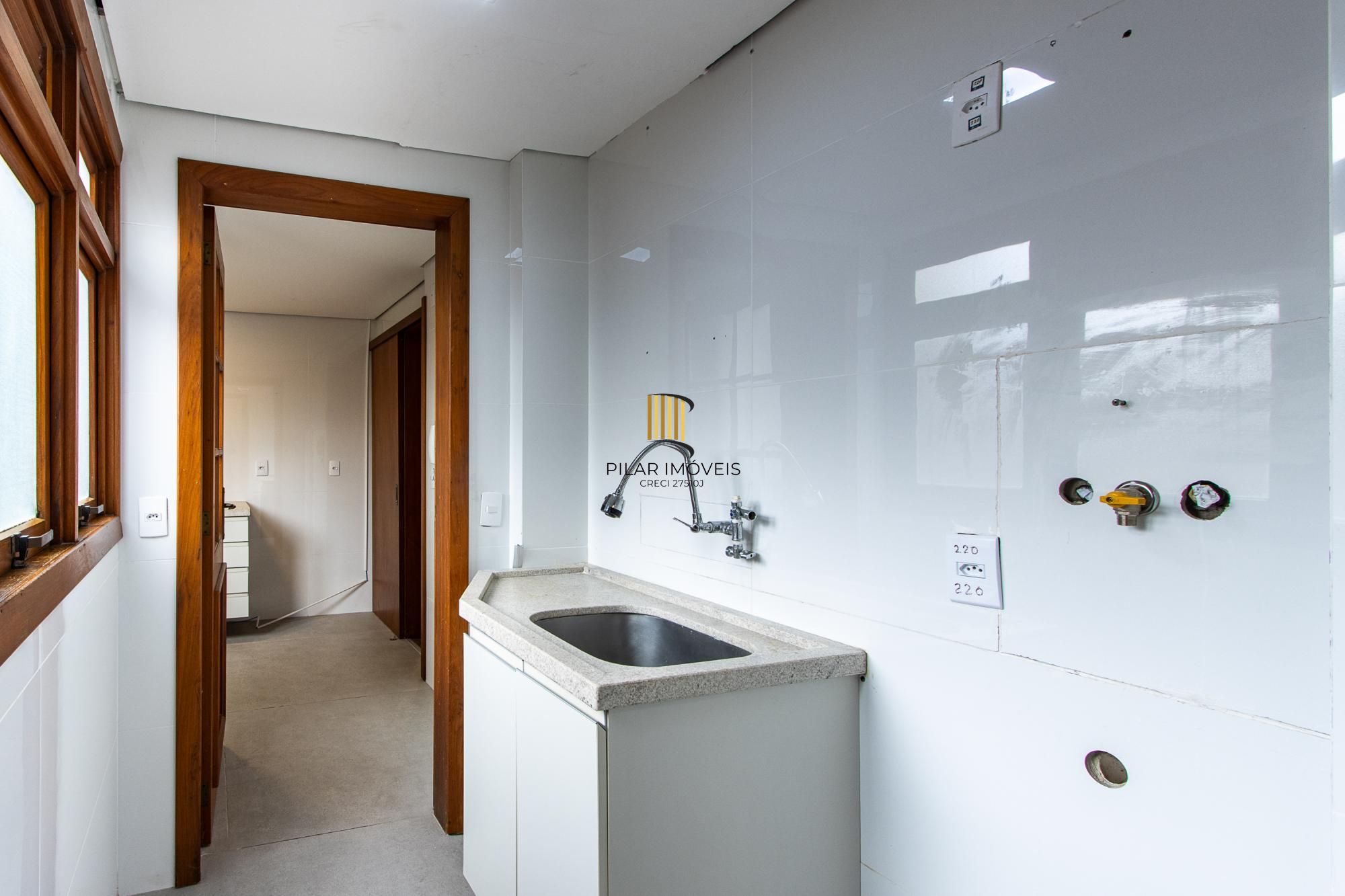 Apartamento com 114.02m², 3 dorm, Petrópolis com lareira e churrasqueira