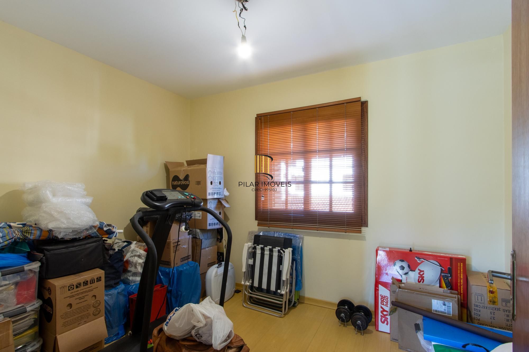 Casa em condomínio, porteira fechada,  possui 3 dormitórios e 1 vaga