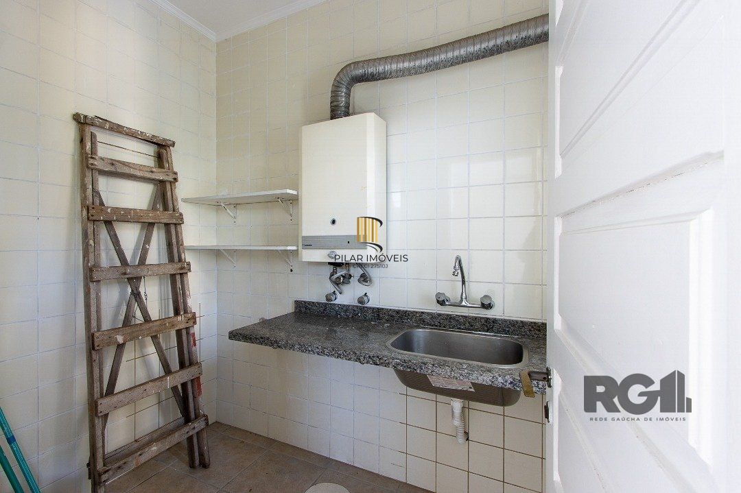 BELO SOBRADO, 3 QUARTOS, 1 SUITE, PISCINA, 320m² PRIVATIVOS - TRISTEZA