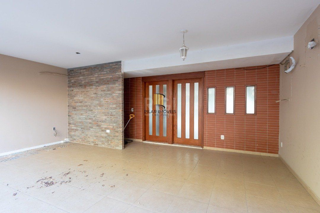 Casa para Venda - 233.34m², 3 dormitórios, sendo 1 suites, 4 vagas - Tristeza