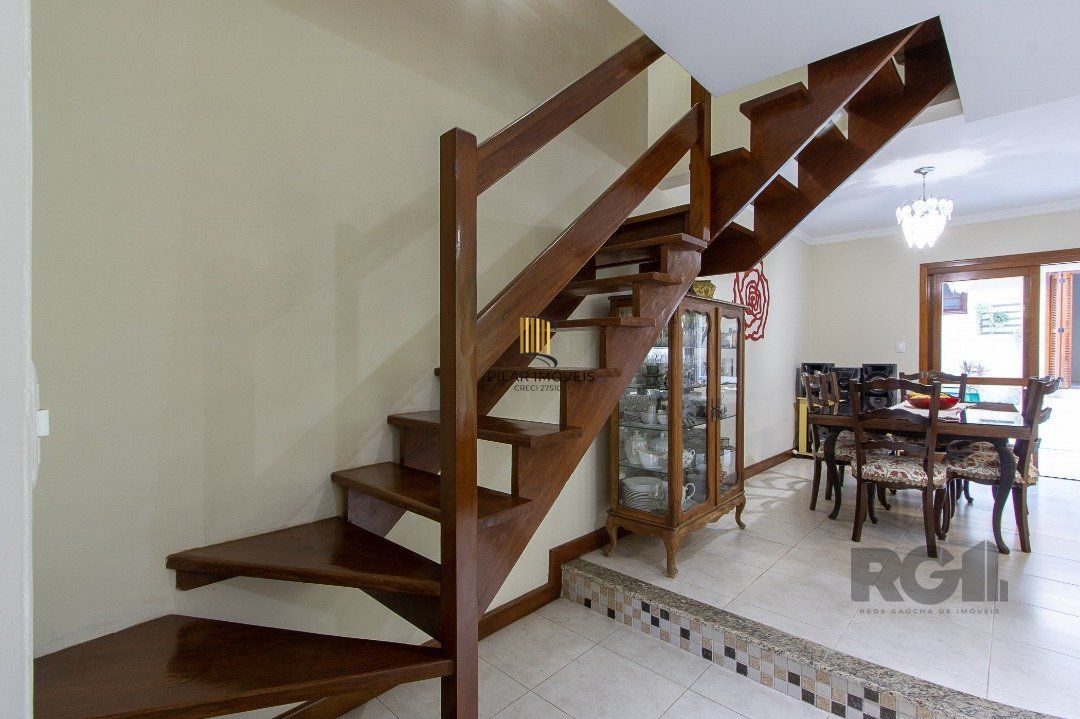 Casa para Venda - 300m², 5 dormitórios, sendo 1 suites, 4 vagas - Portal do Guarujá