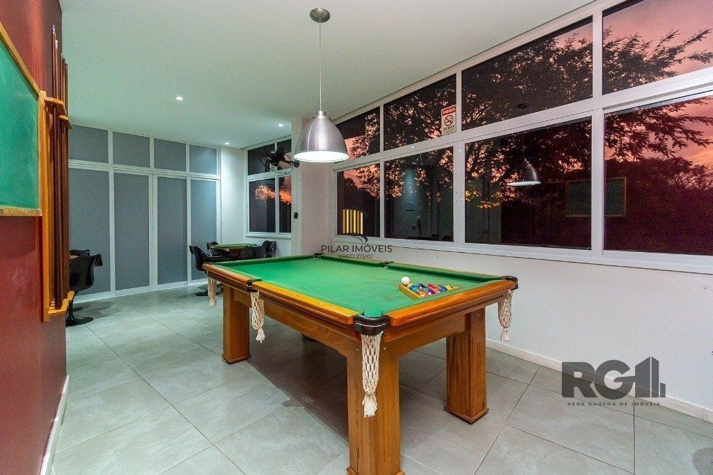 Apartamento andar alto que possui 2 dormitórios, sendo 1 súite, living para 2 ambientes, cozinha mobiliada, banheiro auxiliar