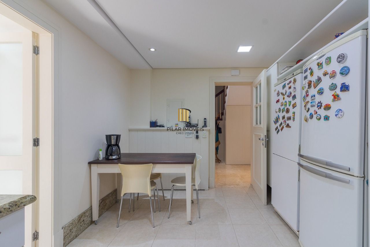 Casa em Condomínio com 487m² | 4 Dormitórios sendo 4 suítes, 3 vagas, no Bairro Três Figueiras, Porto Alegre