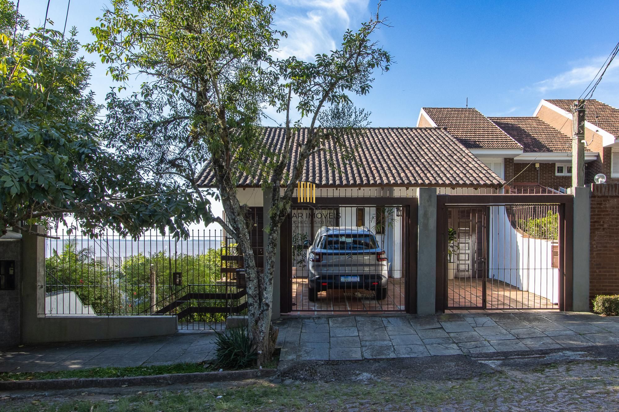 **Casa de 05 dormitórios, 03 suítes, 06 Banheiros, com 315,10m² privativos na Vila Conceição, Porto Alegre, RS**