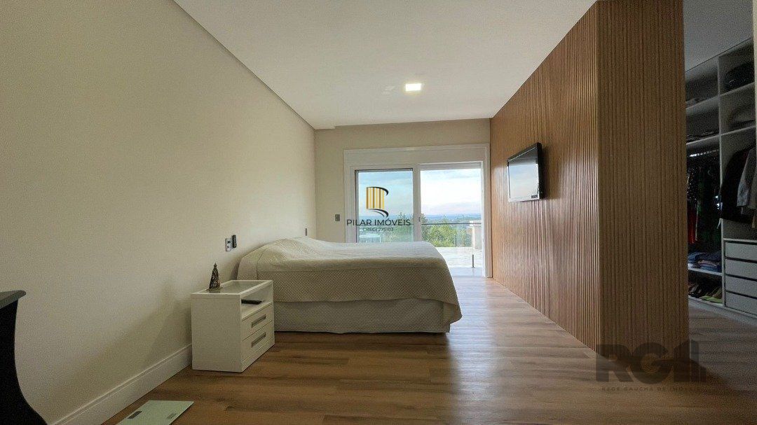 Linda Casa Ampla com 3 Suítes Construída Recentemente em Condomínio no Bairro Nobre de Gramado