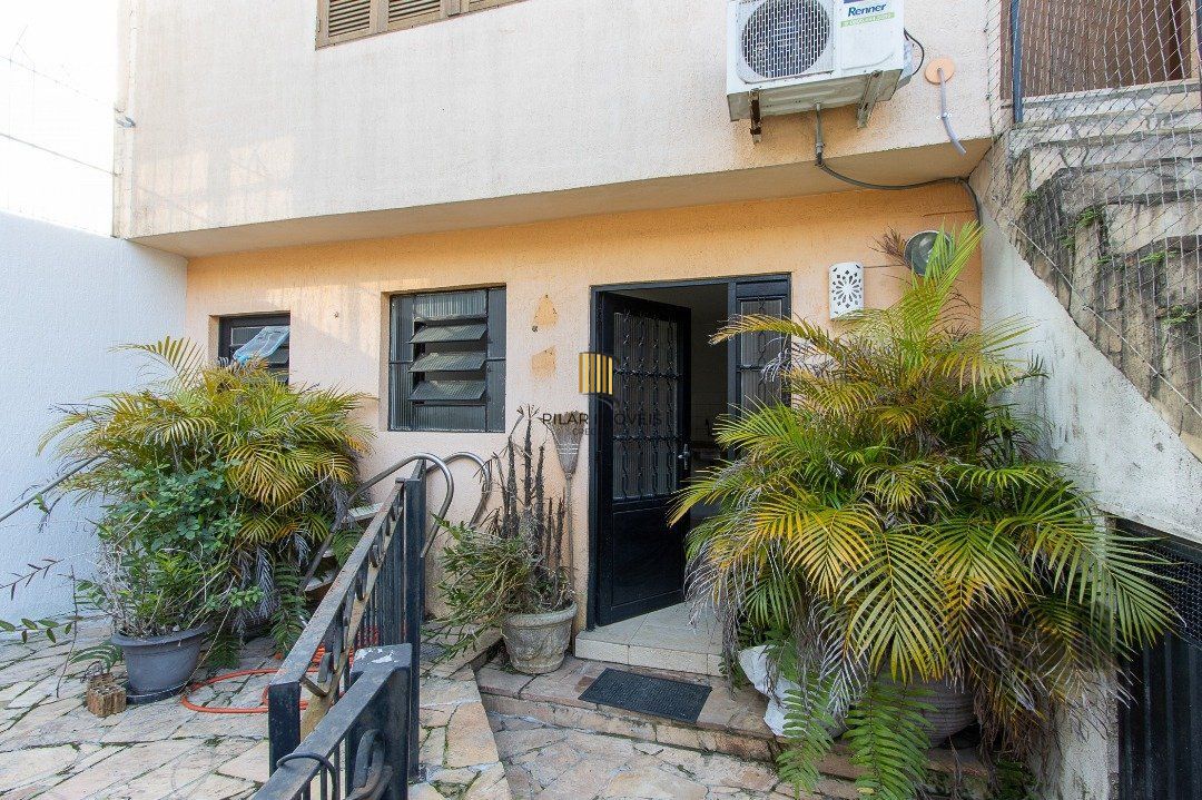 Casa 4 dormitórios no bairro Azenha