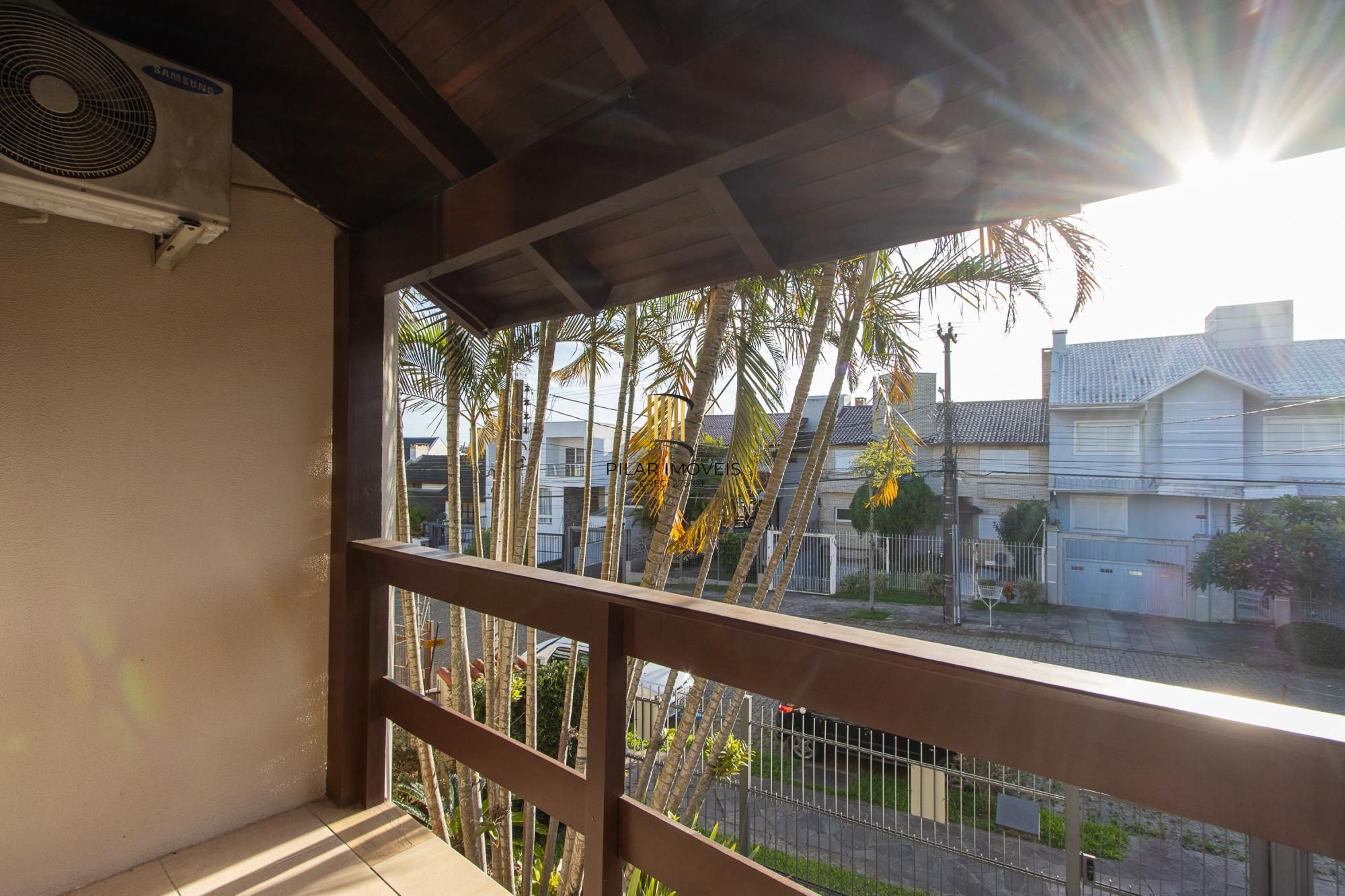 Excelente casa de 3 dormitórios, 1 suíte, pátio, piscina e vaga para 2 carros cobertas.