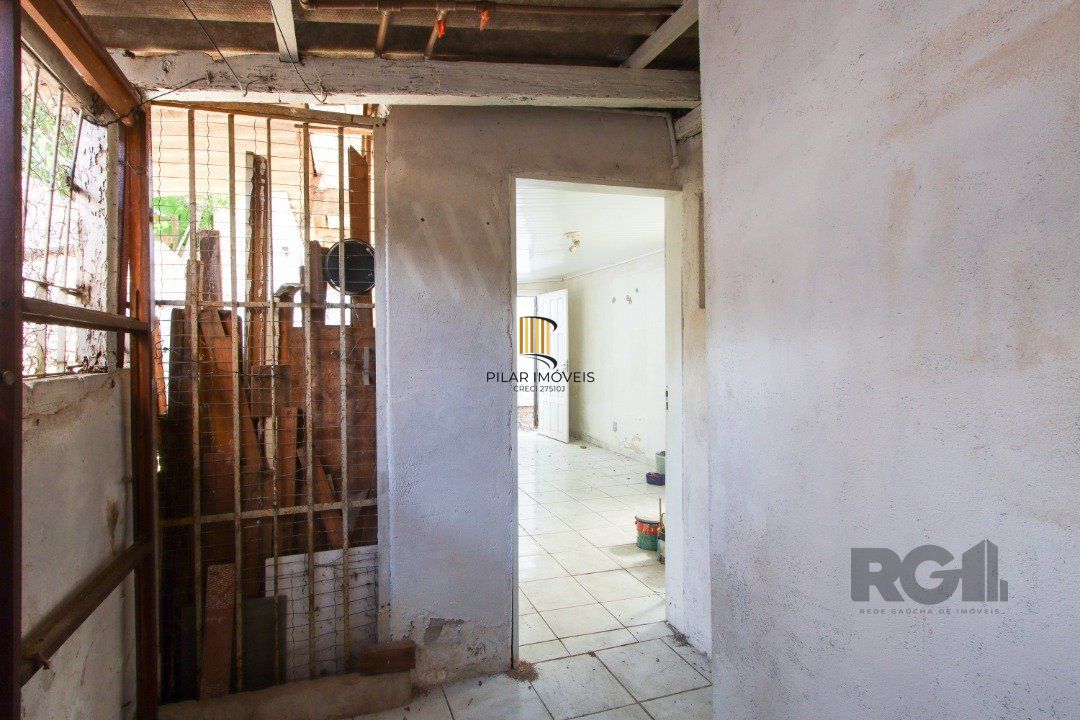 Casa com 109m² de área privativa, possui 02 dormitórios, living para 2 ambientes, cozinha, 2 banheiros