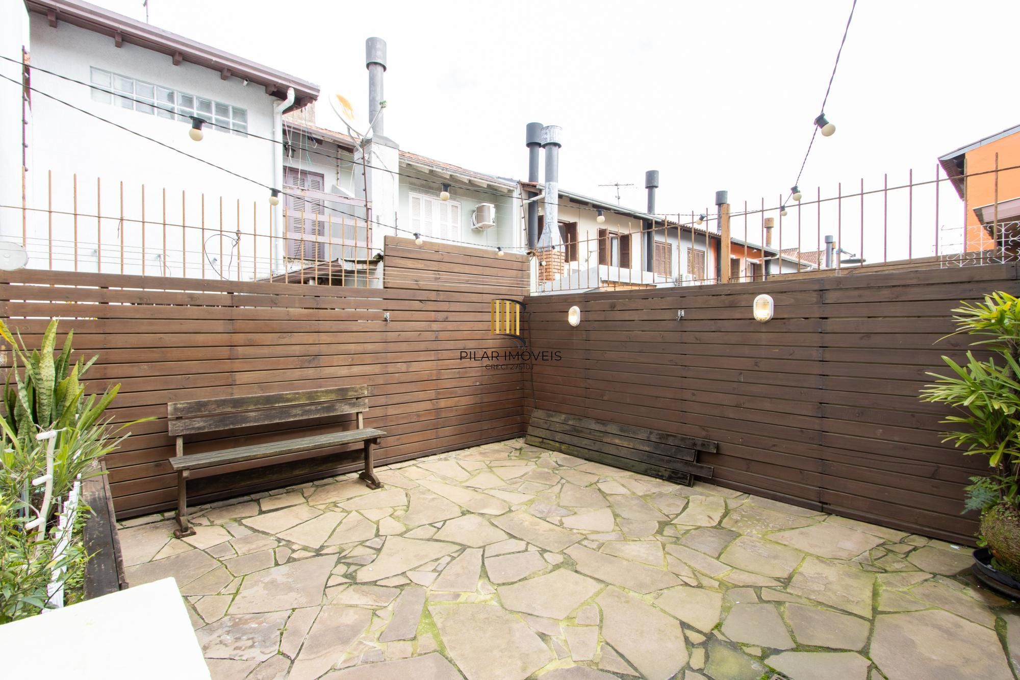 A casa possui 78m² de área construída, com um adicional de 20m²