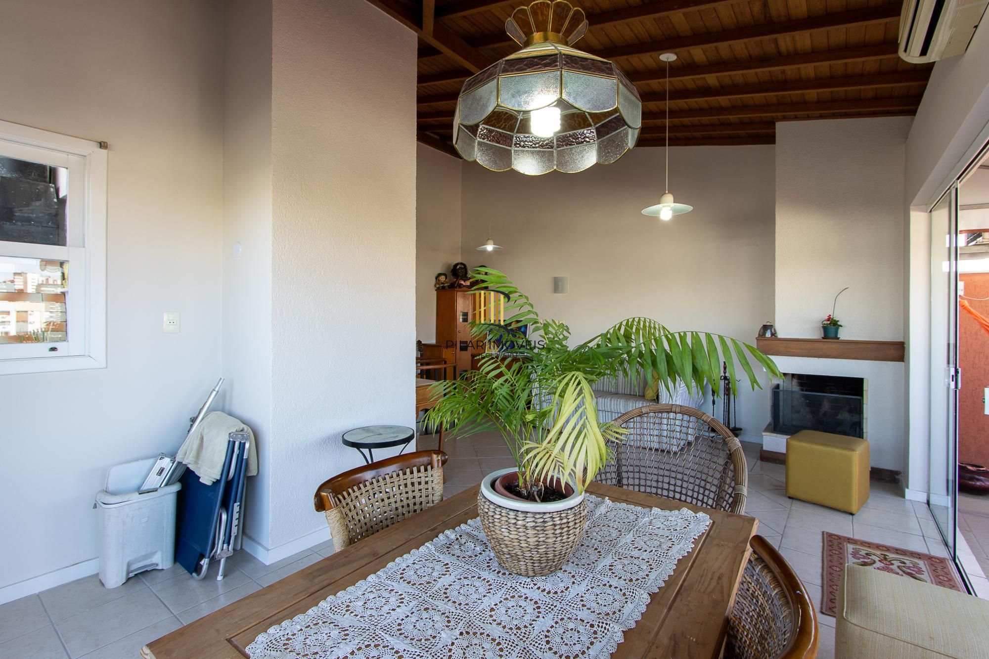 Cobertura com 2 dormitórios, incluindo 1 suíte.