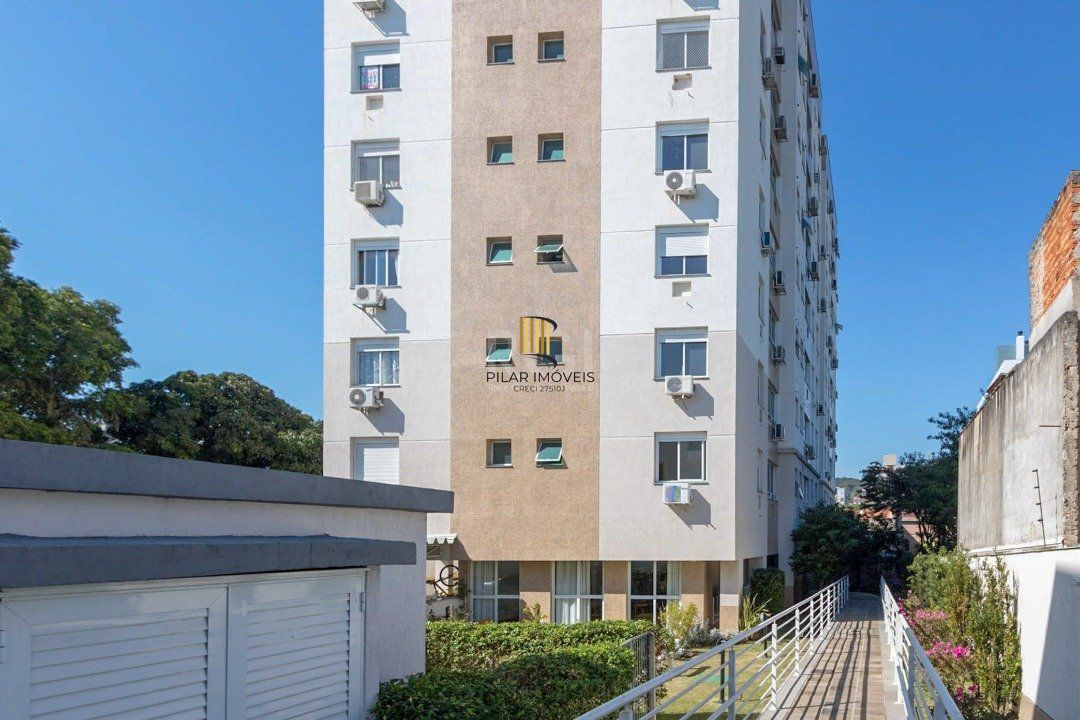 Apartamento de dois dormitórios, uma suíte, living, cozinha com churrasqueira, área de serviço, banheiro social e uma vaga de garagem.