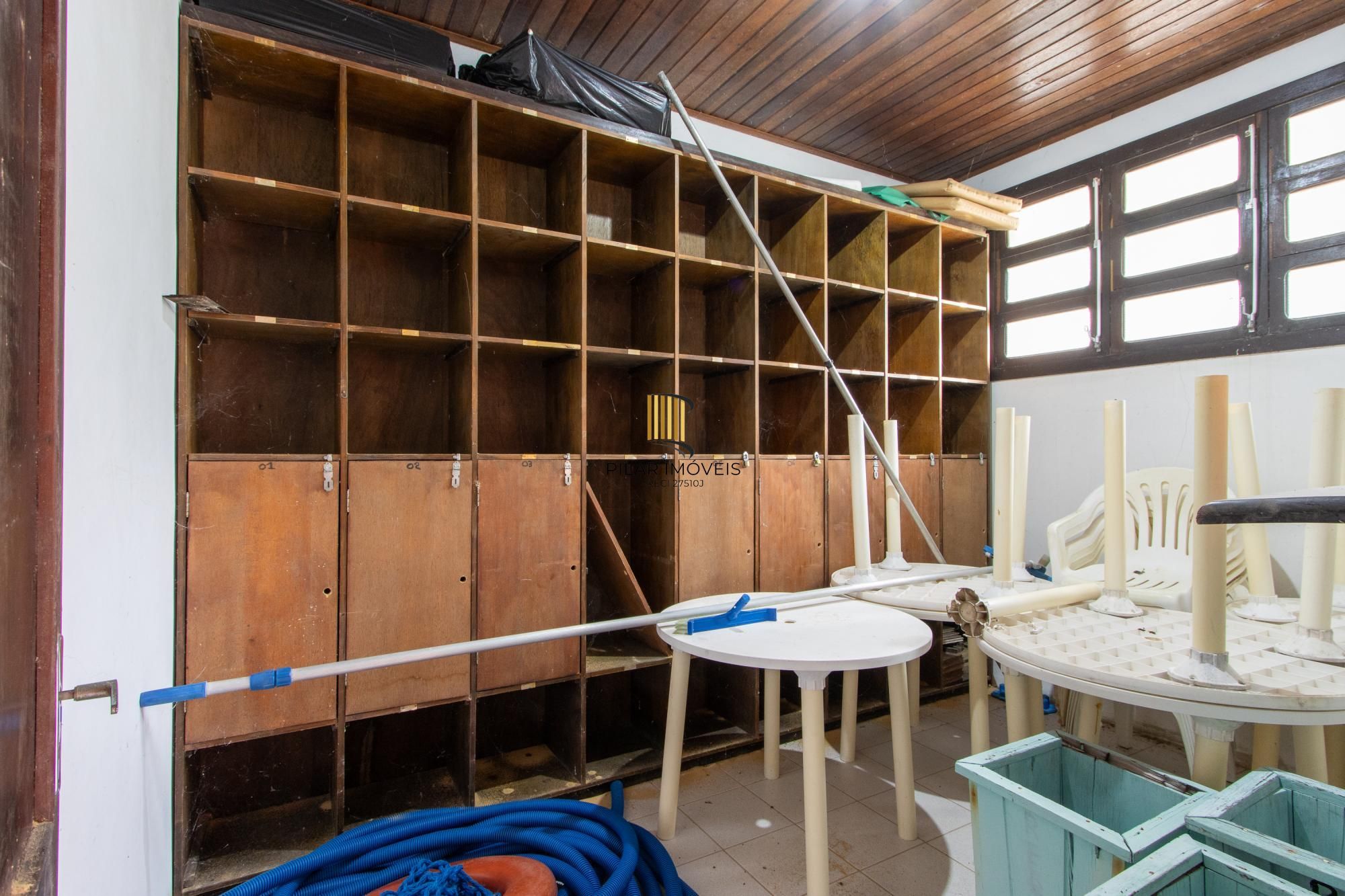Terreno com edificações para múltiplos negócios lucrativos.