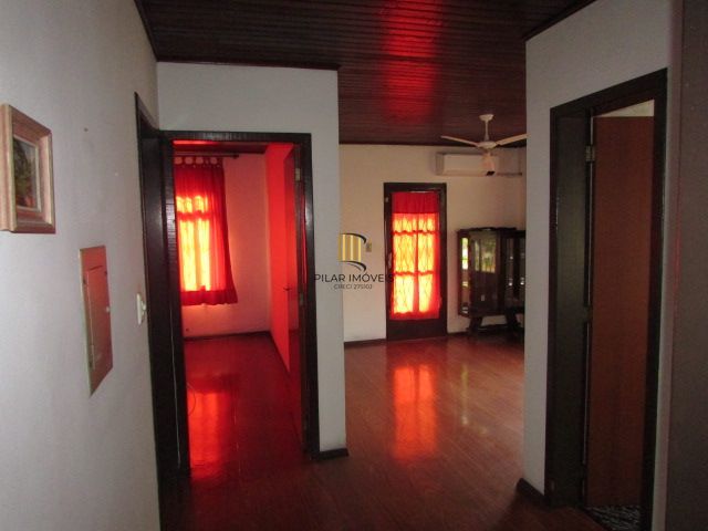 Casa térrea, com 3 dormitórios, 1 suíte, no bairro Nonoai.