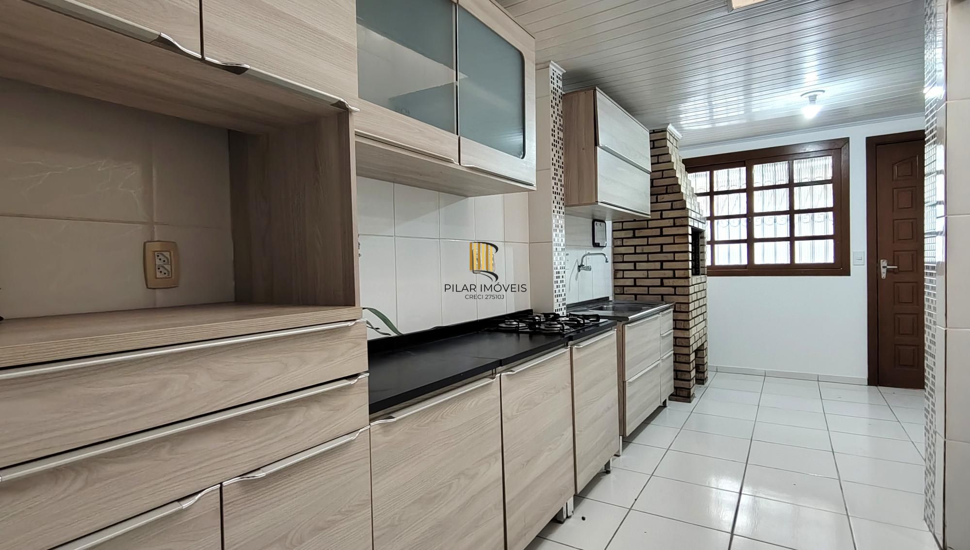 Casa de condomínio, 3 dormitórios, 1 suíte, 1 vaga coberta, no bairro Cristal.