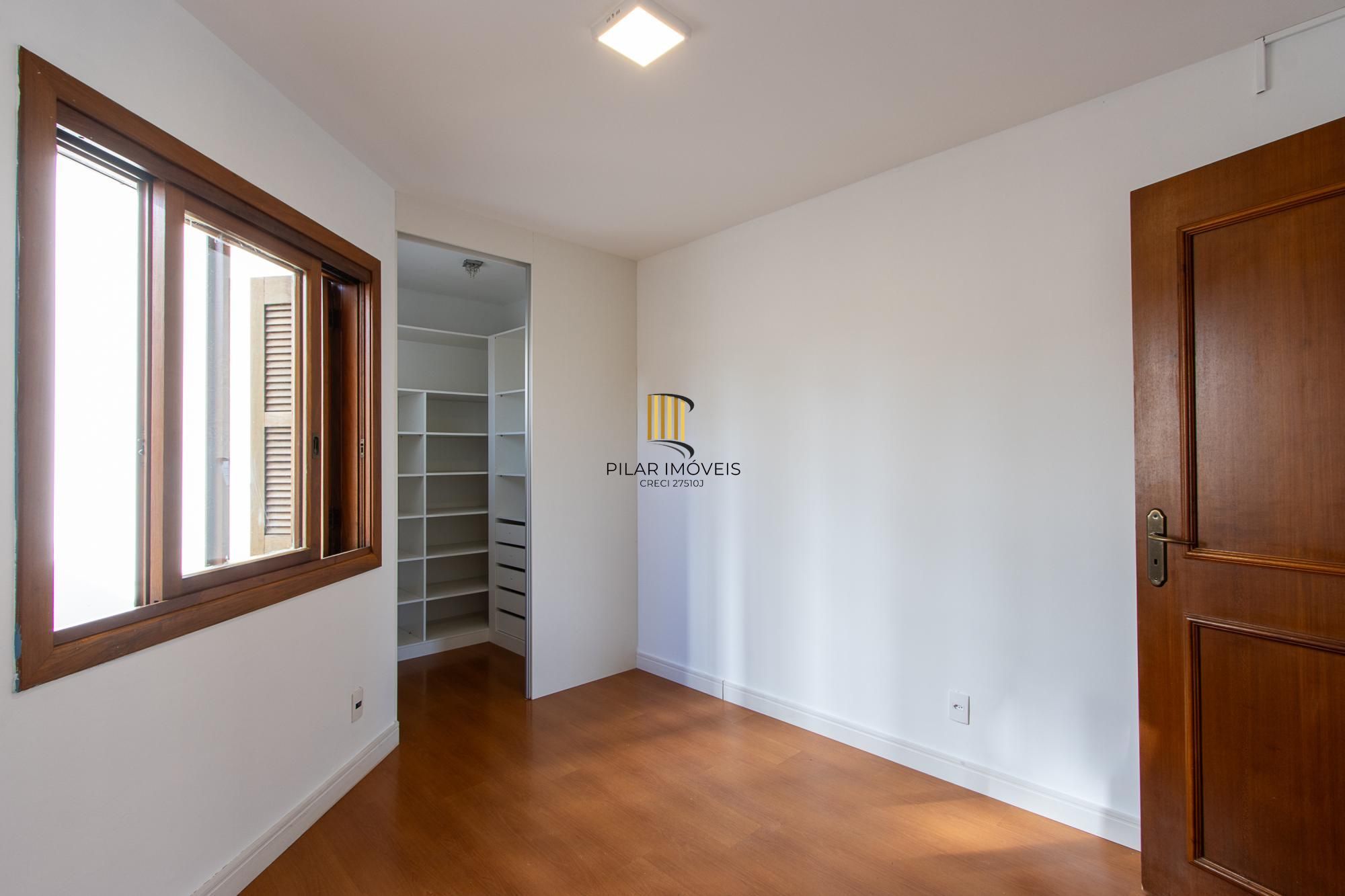 Apartamento com 114.02m², 3 dorm, Petrópolis com lareira e churrasqueira