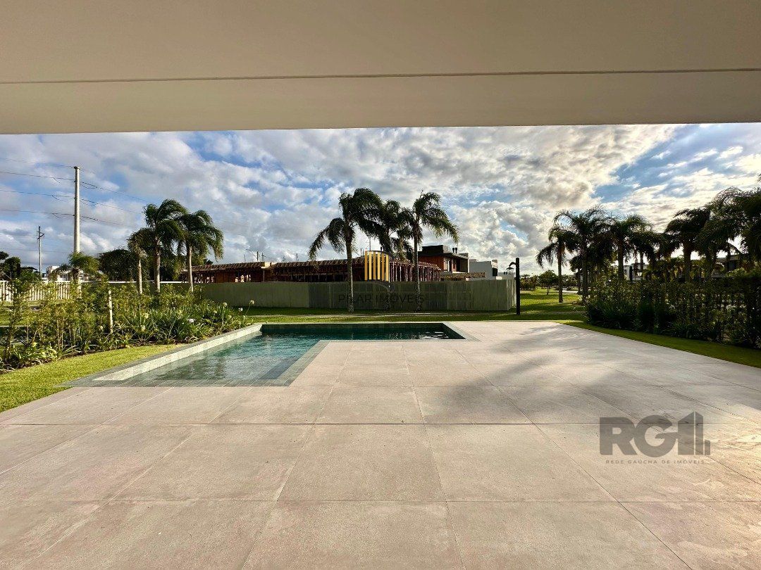 Este belíssimo sobrado à venda no Capão Ilhas Resort,